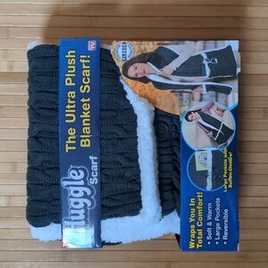 Huggle Gray Fleece Organizing Pockets Scarf for Men or Women ONE SIZE new nwt